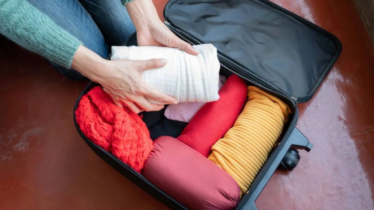 దుస్తులను చుట్టడం వలన స్థలాన్ని ఆదా చేస్తుంది. దుస్తులను చుట్టడం వల్ల అవి ముడతలు పడకుండా ఉంటాయి. దీని వలన మీరు ప్రయాణంలో సులభంగా సర్దుకోవచ్చు.