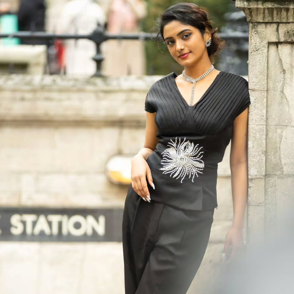 ఆమె పేరు రూప కొడువాయూర్. అచ్చ తెలుగమ్మాయి. టాలీవుడ్ హీరో సత్యదేవ్ సరసన ఉమా మహేశ్వర ఉగ్రరూపస్య సినిమాతో తెలుగు తెరకు కథానాయికగా పరిచయమైంది. ఇందులో నటిగా ప్రశంసలు అందుకున్నప్పటికీ అంతగా గుర్తింపు మాత్రం రాలేదు. 