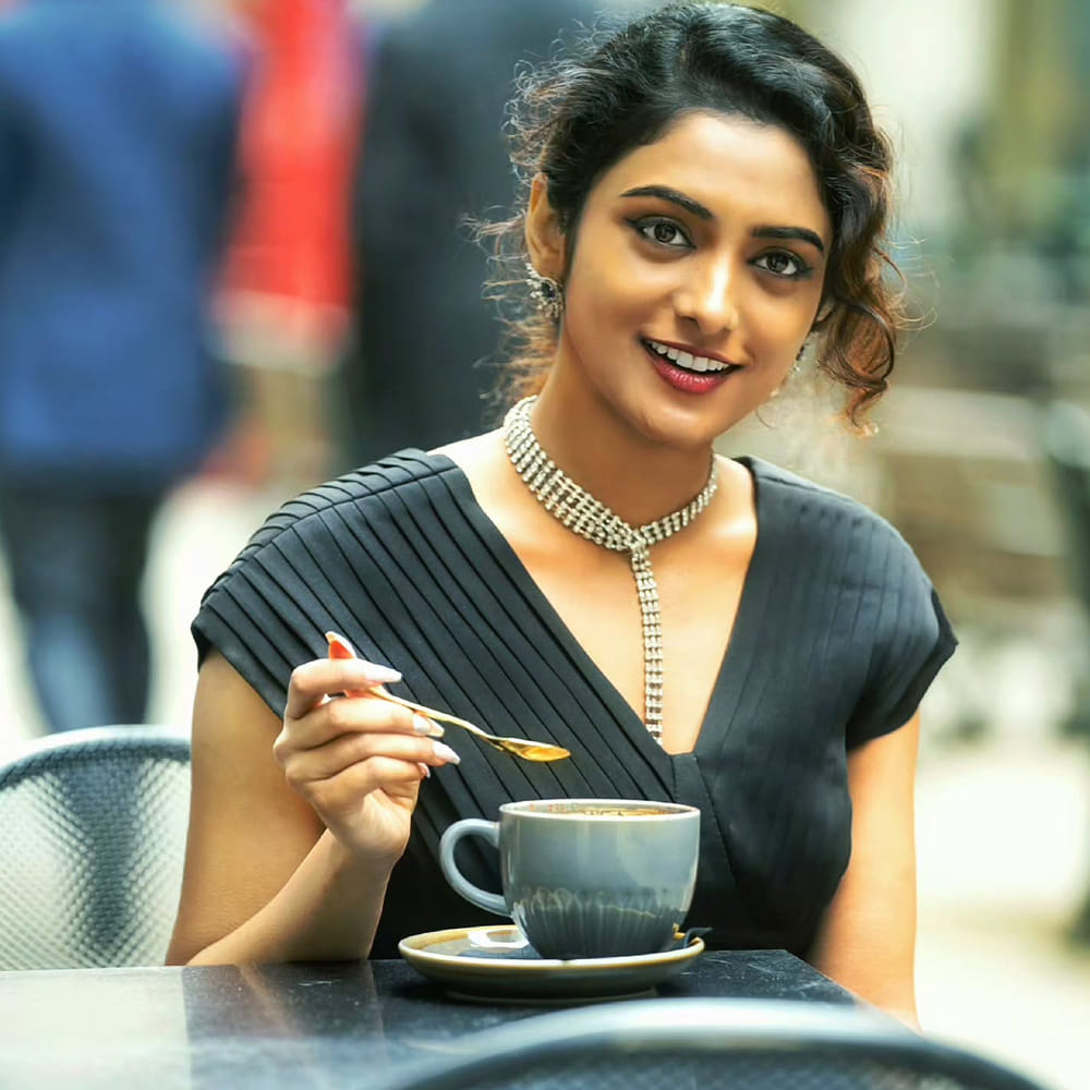 పైన ఫోటోలో కనిపిస్తున్న అమ్మాయిని గుర్తుపట్టారా.. ? తెలుగులో ఆమె నటించిన సినిమా సూపర్ హిట్ అయ్యింది. కానీ ఆ బ్యూటీకి మాత్రం అంతగా క్రేజ్ రాలేదు. దీంతో అటు ఆఫర్స్ కూడా అంతగా అందుకోలేకపోయింది. ఇంతకీ ఈ బ్యూటీ ఎవరో తెలుసా..? 