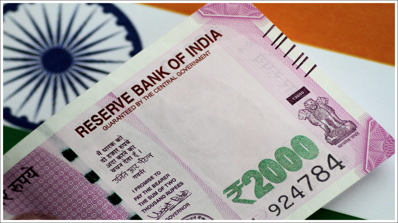 2000 రూపాయల నోట్లను నిషేధించి దాదాపు రెండు సంవత్సరాలు అయింది. ఆ తరువాత కూడా కొన్ని నోట్లు ఇప్పటికీ ఆర్బిఐకి గానీ ప్రభుత్వానికి చేరలేదు. 2000 రూపాయల నోట్లలో రెండు శాతం కంటే తక్కువ ఇప్పటికీ మార్కెట్లో చలామణిలో ఉన్నాయని ఆర్బీఐ నివేదికలు చెబుతున్నాయి. ఈ రెండు వేల రూపాయల నోట్లకు ఎటువంటి విలువ లేదు. మే 2023లో ప్రభుత్వం ఈ నోట్లను వ్యవస్థ నుండి పూర్తిగా తొలగించింది. ఆర్బిఐ నివేదికలో ఎలాంటి విషయాలు వెలుగులోకి వచ్చాయో కూడా తెలుసుకుందాం.