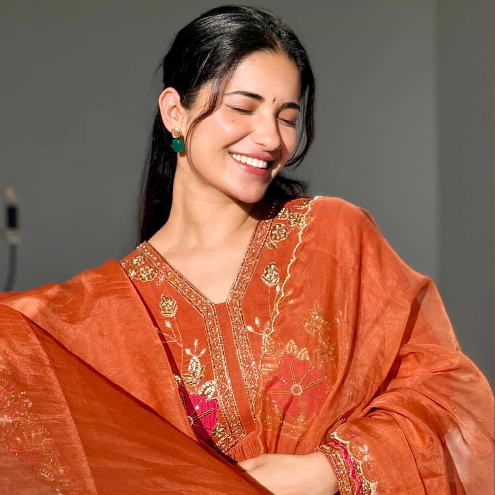 మొదటి సినిమాతోనే తెలుగు కుర్రాళ్ల హృదయాలను దోచేసింది హీరోయిన్ రుహానీ శర్మ. చిలసౌ సినిమాతో మంచి గుర్తింపు తెచ్చుకున్న ఈ అమ్మడు ఆ తర్వాత సరైన క్రేజ్ మాత్రం సొంతం చేసుకోలేదు.