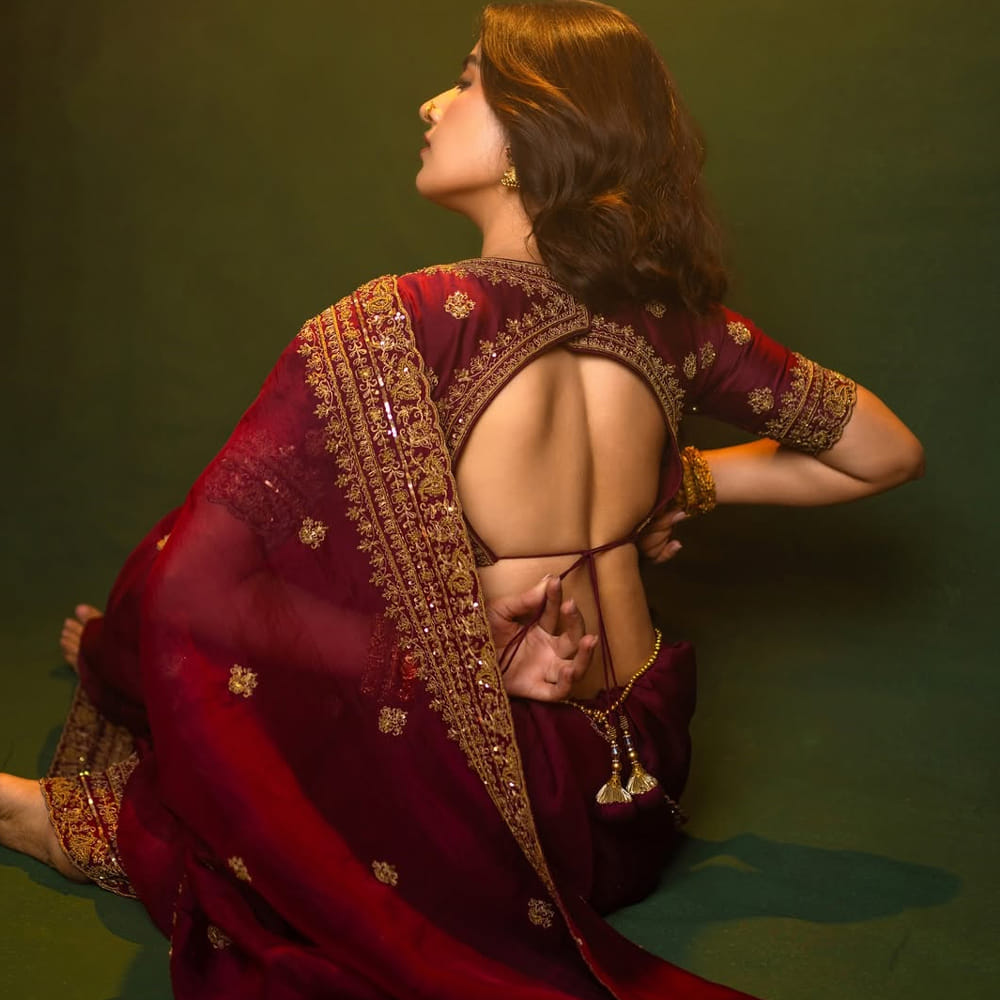 యంగ్ హీరో కిరణ్ అబ్బవరం, హీరోయిన్ రుక్సర్ థిల్లాన్ జంటగా నటిస్తున్న సినిమా దిల్ రుబా. ఇప్పటికే ఈ సినిమా విడుదలైన పాటలు, టీజర్ మూవీపై అంచనాలను క్రియేట్ చేశాయి. తాజాగా ఈ మూవీ ట్రైలర్ లాంచ్ ఈవెంట్ జరగ్గా.. హీరోయిన్ రుక్సార్ చేసిన కామెంట్స్ వైరలవుతున్నాయి. 