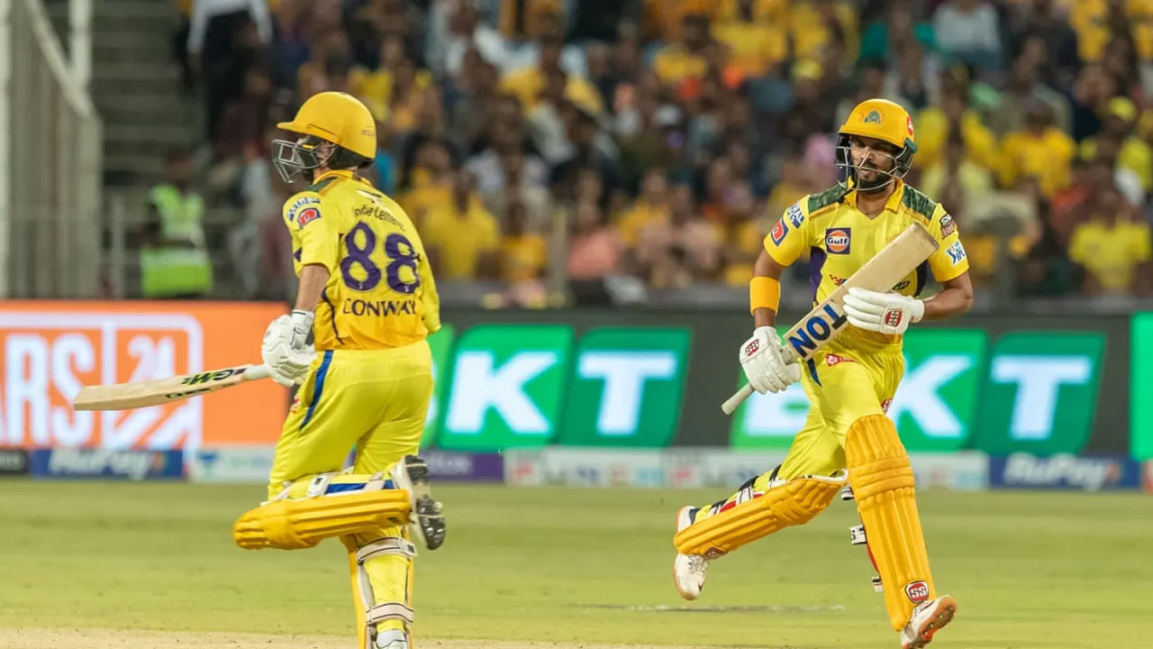 చెన్నై సూపర్ కింగ్స్.. ఈ జట్టు ఆల్రెడీ టెస్టెడ్ అండ్ ఇంప్రూవ్డ్ ఓపెనింగ్ పెయిర్ ఉంది. వాళ్లెవరో కాదు రుతురాజ్ గైక్వాడ్, న్యూజిలాండ్ బ్యాటర్ డివాన్ కాన్వె. వీరిద్దరూ కూడా 2023లో సీఎస్కే కప్ గెలవడంలో కీలక పాత్ర పోషించారు. 