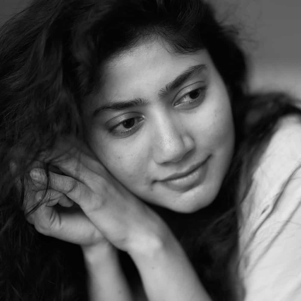 న్యాచురల్ బ్యూటీ సాయి పల్లవి షేర్ చేసిన లేటేస్ట్ ఫోటోస్ ఇప్పుడు సోషల్ మీడియాలో వైరలవుతున్నాయి. బ్లాక్ అండ్ వైట్ ఫోటోలలో చిరునవ్వులు చిందిస్తూ కనిపించింది. ప్రస్తుతం ఈ పిక్స్ నెటిజన్స్ హృదయాలను దొచేస్తున్నాయి.