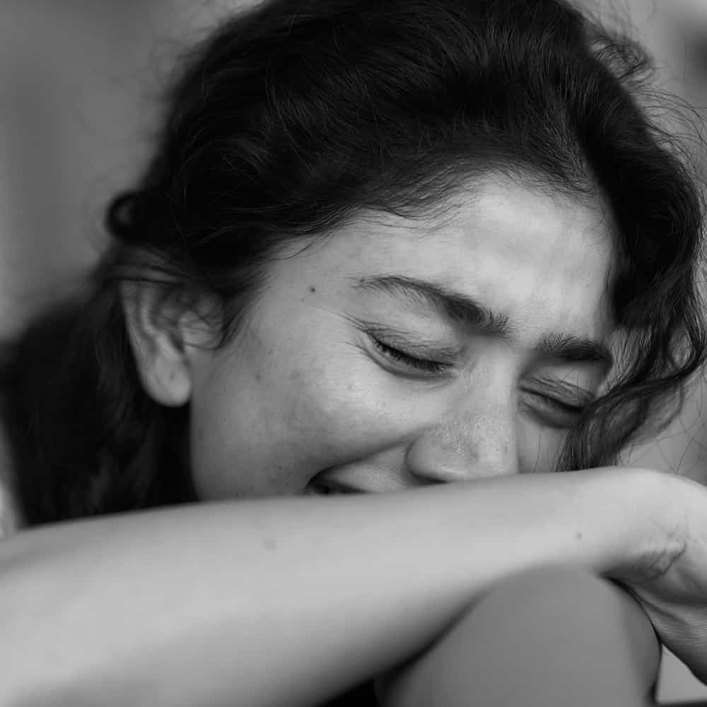 సాయి పల్లవి మాట్లాడుతూ.. ప్రతిసారి ఫోటో పోస్ట్ చేయడం వల్ల ప్రయోజనం ఏమిటి ? ఇది అంత ముఖ్యమైనదా?" అని చాలా ఆలోచిస్తారు. మీరు పోస్ట్ చేయడానికి వదిలిపెట్టిన చోట నుండి తిరిగి వస్తారని తెలిపింది.