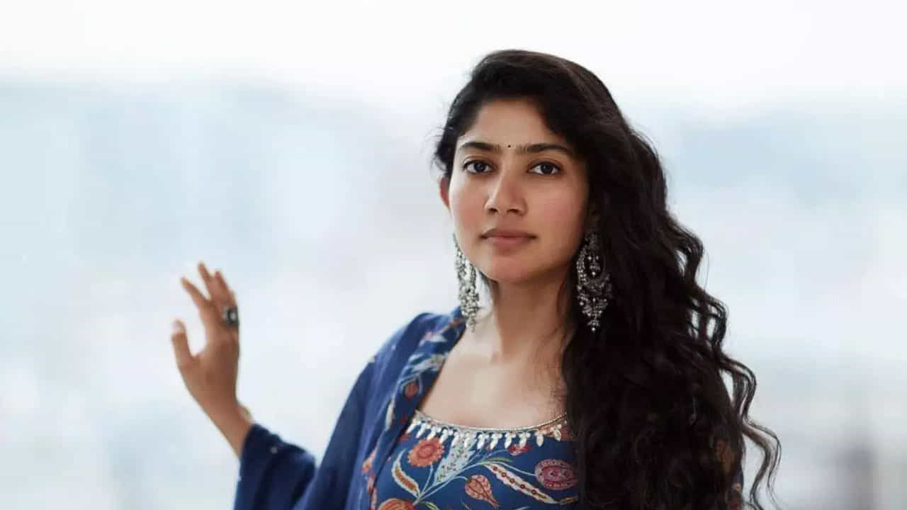 ఇక తండేల్ మూవీతో బ్లాక్ బస్టర్ హిట్ అందుకున్న సాయిపల్లవి, బాలీవుడ్‌లో స్టార్ డైరెక్టర్ నితీశ్ తివారీ భారీ బడ్జెట్‌తో తెరకెక్కిస్తున్న రాయాయణంలో సీత పాత్రలో నటిస్తుంది. అంతే కాకుండా పలు సినిమాలతో ఈ ముద్దుగుమ్మ బిజీగా ఉన్నట్లు సమాచారం.
