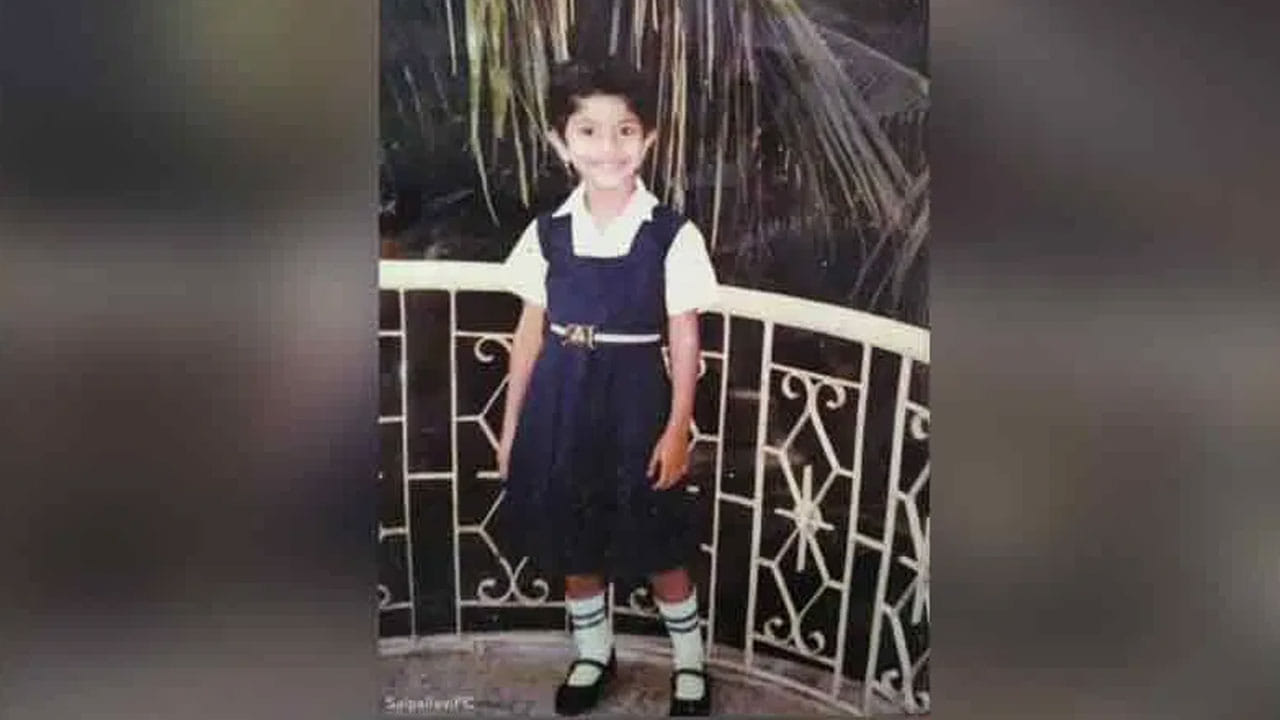 సోషల్ మీడియా వచ్చాక, చాలా మంది సెలబ్రిటీల చిన్ననాటి ఫొటోలు సోషల్ మీడియాలో తరచూ వైరల్ అవుతూ ఉంటాయి. అయితే కొన్నిసార్లు అభిమానులు తమ అభిమాన నటులను గుర్తించగలుగుతారు. మరికొన్ని సార్లు గుర్తించడంలో విఫలం అవుతుంటారు. అయితే తాజాగా ఓ క్రేజీ బ్యూటీ చిన్ననాటి ఫొటో నెట్టింట వైరల్ అవుతోంది.