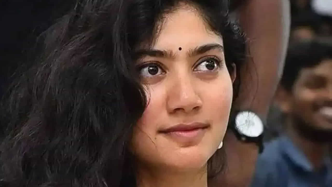 టాలీవుడ్ స్టార్ బ్యూటీ సాయిపల్లవి గురించి ప్రత్యేకంగా చెప్పాల్సిన పని లేదు. ఈ ముద్దుగుమ్మ ప్రేమ్ సినిమాతో టాలీవుడ్‌లోకి ఎంట్రీ ఇచ్చి, ఫిదా సినిమాతో మంచి ఫేమ్ సంపాదించుకుంది. ఇక ఆ మూవీ తర్వాత వెనక్కి తిరిగి చూడకుండా వరస సినిమాలతో తన సత్తా చాటుతుంది ఈ బ్యూటీ.