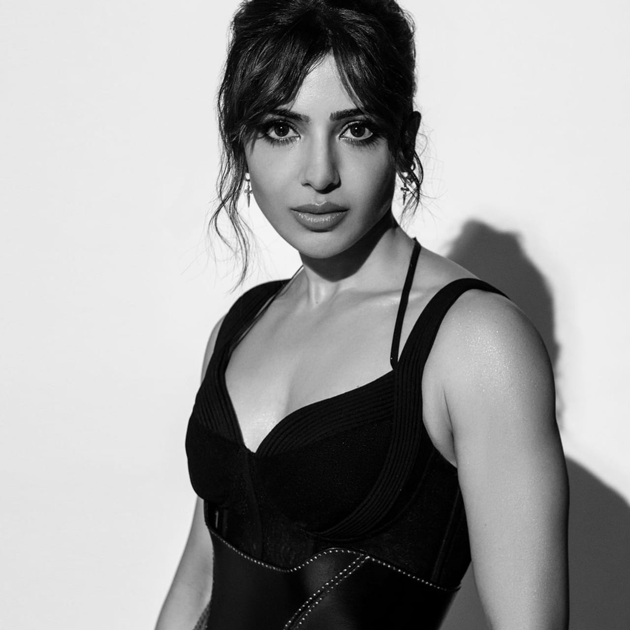 సినిమాలు చేయట్లేదు.. ఈ మధ్య బయట పెద్దగా కనిపించట్లేదు.. అభిమానులతో కనెక్షన్ కట్ అయిపోయిందేమో అనుకుంటారేమో..? అదే క్రేజ్.. అదే ఇమేజ్ అంటున్నారు సమంత. 