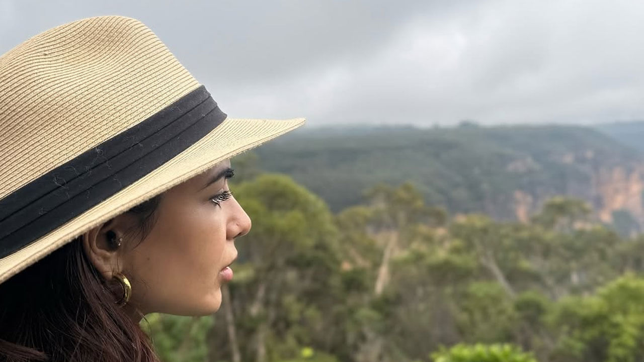 ఎప్పటికప్పుడు తన విషయాలను అభిమానులతో పంచుకుంటూ వారితో చిట్ చాట్ చేస్తుంది. అంతే కాకుండా తన వరస ఫొటో షూట్‌తో కుర్రకారుకు నిద్రలేకుండా చేస్తుంది. ఇక తాజాగా సమంత తన ఇన్ స్టాలో షేర్ చేసిన ఫొటోస్ చూసి ఈ బ్యూటీ అభిమానులు చాలా సంతోషపడుతున్నారు.