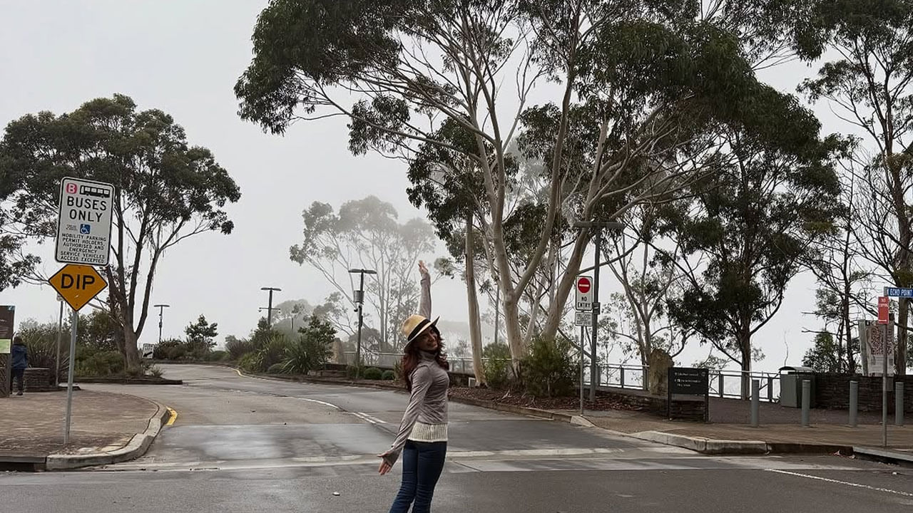 ప్రస్తుతం ఈ ఫొటోస్ నెట్టింట తెగ వైరల్ అవుతున్నాయి. ఇక సమంత తన సొంత బ్యానర్ పై మా ఇంటి బంగారం సినిమా చేస్తున్న విషయం తెలిసిందే. ఈ మూవీతో మరోసారి తెలుగు అభిమానుల ముందుకు రానుంది ఈ చిన్నది.