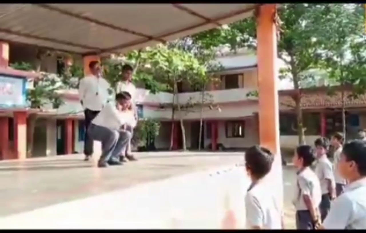 AP News: విద్యార్థుల ముందు గుంజీలు తీసిన హెడ్‌మాస్టర్‌.. ఇంతకీ కారణం ఏమంటే..?