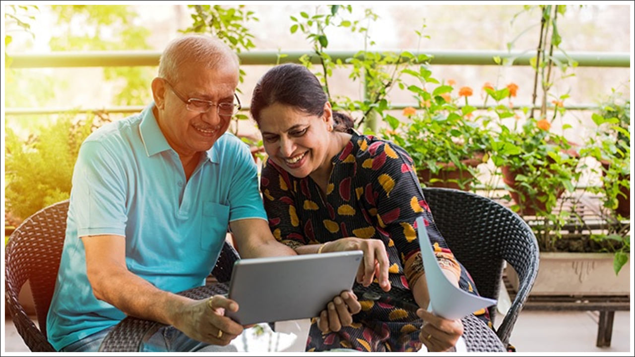 సీనియర్ సిటిజన్ సేవింగ్స్ స్కీమ్: 60 ఏళ్లు పైబడిన వారికి పన్ను ఆదా చేసుకోవడానికి సీనియర్ సిటిజన్ సేవింగ్స్ స్కీమ్ మంచి ఎంపిక. దీనిలో 5 సంవత్సరాల వరకు పెట్టుబడి పెట్టవచ్చు. అలాగే రూ. 1,000 నుండి రూ. 30 లక్షల వరకు పెట్టుబడి పెట్టవచ్చు. అందువల్ల మీరు రూ. 1.5 లక్షల వరకు పన్ను ఆదా చేసుకోవచ్చు. ఈ పథకం 8.2% రేటుతో వడ్డీని అందిస్తుంది.