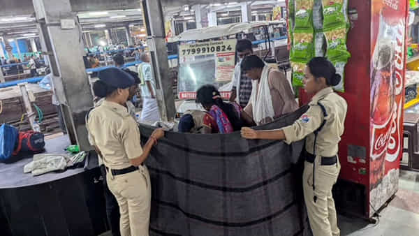 Hyderabad: మానవత్వం చాటుకున్న ఆర్పీఎఫ్.. రైల్వే స్టేషన్లో గర్భిణీ ప్రసవం.. తల్లిబిడ్డ క్షేమం..