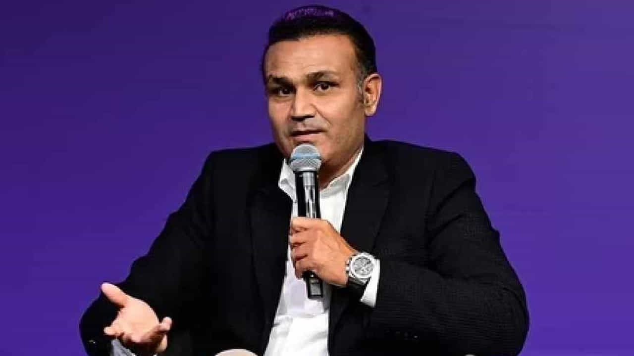 ఎంతో ఆసక్తిగా ఎదురుచూస్తున్న ఇండియన్ ప్రీమియర్ లీగ్ (IPL 2025) సీజన్-18 ఈ రోజు ప్రారంభం కానుంది. కోల్కతాలోని ఈడెన్ గార్డెన్స్ వేదికగా తొలి మ్యాచ్లో ఆర్సీబీ, కెకెఆర్ తలపడనున్నాయి. అయితే ఇంకా ఫస్ట్ మ్యాచ్ స్టార్ట్ కాకముందే.. ప్లేఆఫ్స్కు వెళ్లే ఆ నాలుగు టీమ్స్ ఏంటో చెప్పేవాడు టీమిండియా మాజీ ఆటగాడు వీరేంద్ర సెహ్వాగ్ పేర్కొన్నాడు. మరి ఆ నాలుగు టీమ్స్ ఏంటో ఇప్పుడు చూద్దాం..