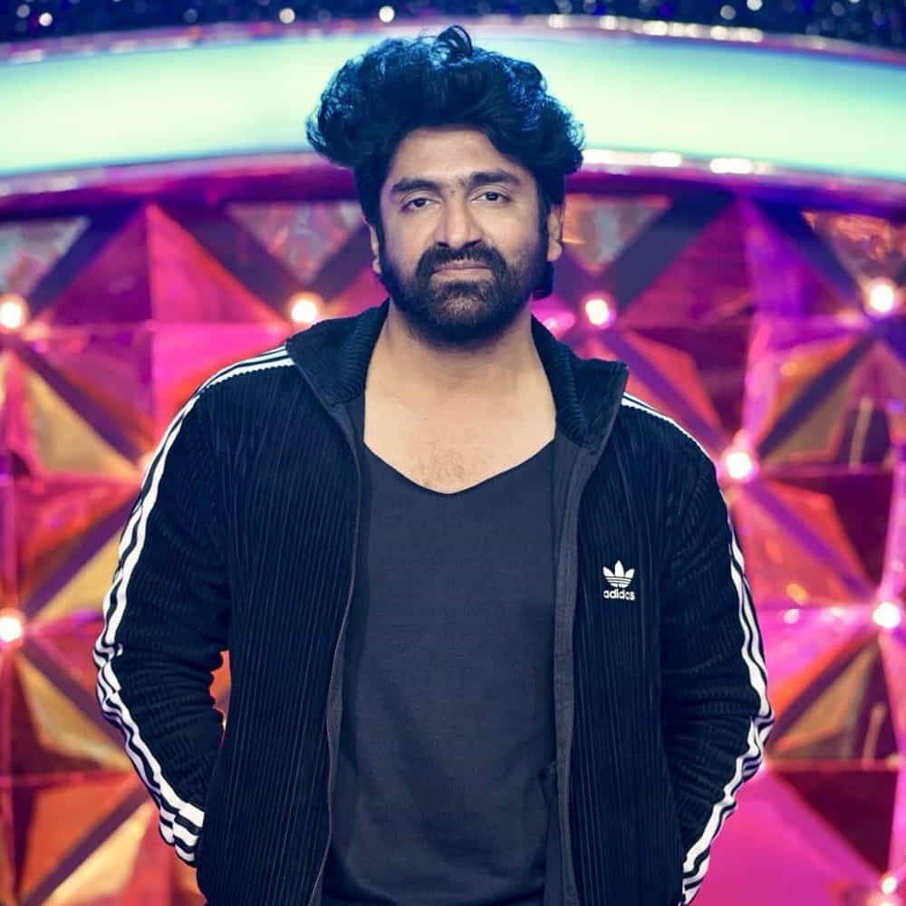 పాట మొత్తంలో వచ్చే స్టెప్స్ కంటే.. ఒక్క హుక్ స్టెప్ మాత్రమే అందరికీ గుర్తుండిపోతుంది. అది మరింత గుర్తుండాలని.. కాస్త హద్దు మీరుతున్నారు శేఖర్ మాస్టర్. మిగిలిన పాట అంతా ఎలా ఉన్నా.. రాబిన్ హుడ్ హుక్ స్టెప్లో డోస్ ఎక్కువైందని అర్థమవుతుంది. మరి ఇకపై అయినా.. ఈ కామెంట్స్ మాస్టర్ దృష్టిలో పెట్టుకుంటారేమో చూడాలి.