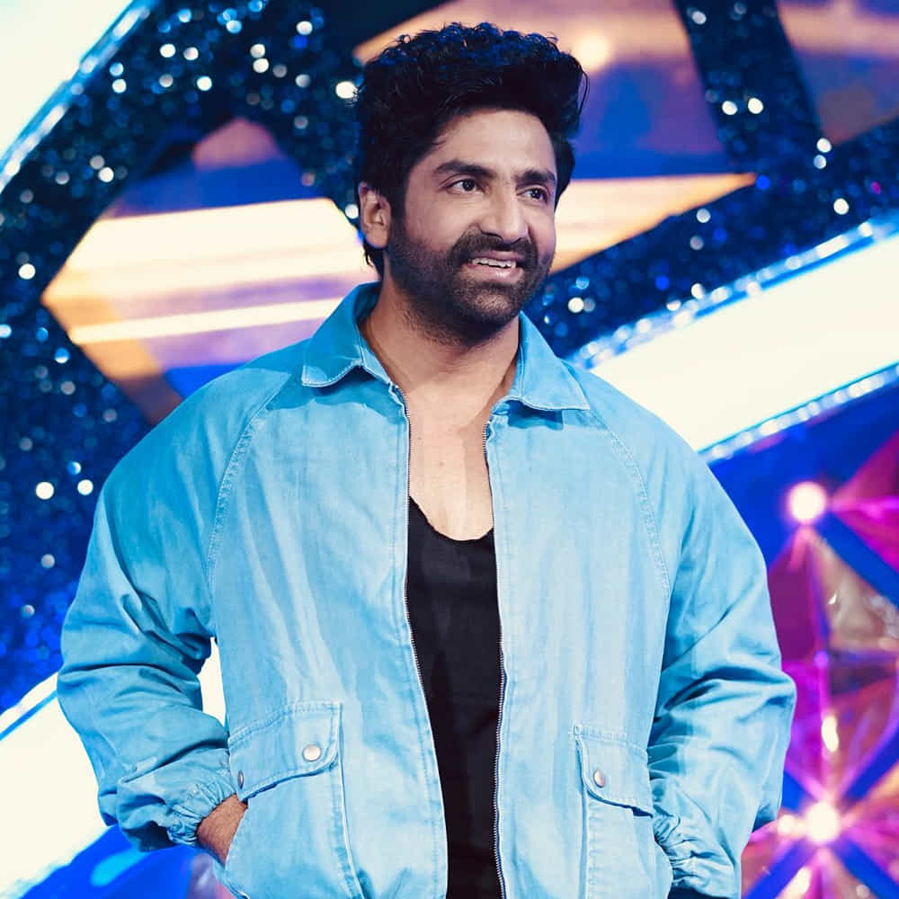 కానీ ఈ బ్రాండ్ ఈ మధ్య కాస్త గతి తప్పి.. స్టెప్పులు శృతి మించుతున్నాయేమో అనిపిస్తుంది. ముఖ్యంగా హీరోయిన్లతో వేయించే స్టెప్పులే వివాదాస్పదమవుతున్నాయి.హీరోలు ఎలాంటి స్టెప్స్ వేసినా చూడ్డానికి ఓకే.. కానీ అమ్మాయిలతో అలా కాదు.