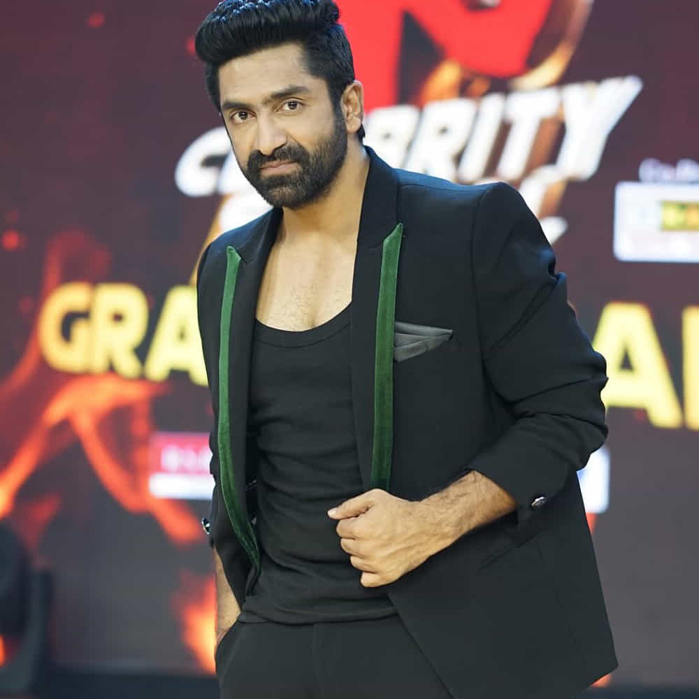 వాళ్లతో స్టెప్పులేయించేటప్పుడే కాస్త జాగ్రత్తగా ఉండాలంటూ శేఖర్ మాస్టర్కు వార్నింగులు వస్తున్నాయి. ఆ మధ్య మిస్టర్ బచ్చన్లో హీరోయిన్ బ్యాక్ పాకెట్లో హీరోతో చేయి పెట్టించే స్టెప్పై దర్శకుడు హరీష్ శంకర్ సారీ చెప్పారు. ఆ తర్వాత పుష్ప 2లోని పీలింగ్స్ స్టెప్స్పై అభ్యంతరాలొచ్చాయి.
