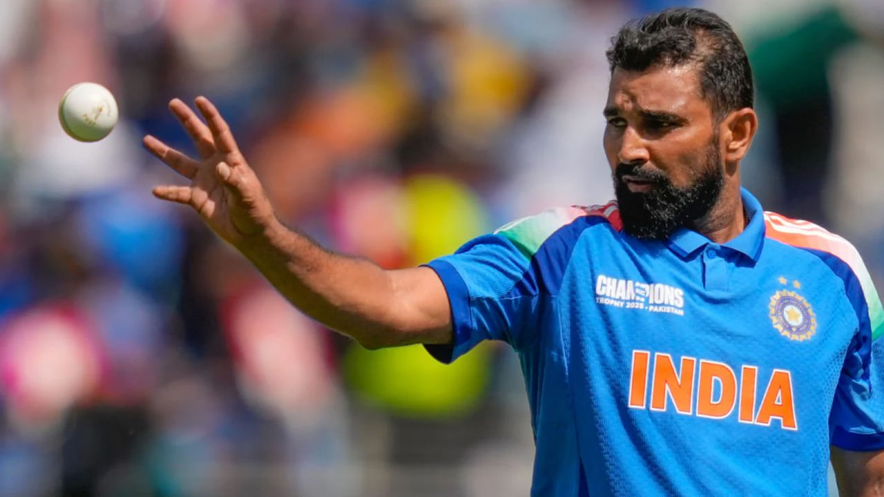 ఇక గోల్డెన్ బాల్ అందుకునే ఛాన్స్ ఉన్న టాప్ 2 ప్లేయర్ మన టీమిండియా స్టార్ బౌలర్ మొహమ్మద్ షమీ. ఛాంపియన్స్ ట్రోఫీ కోసం రోజాను కూడా వదిలేసి ఆడుతున్న షమీ ఎలాగైనా గోల్డెన్ బాల్ అందుకోవాలని చూస్తున్నాడు. ఇప్పటి వరకు 8 వికెట్లు పడగొట్టిన షమీ, హెన్రీ దాటాలంటే మరో 3 వికెట్లు సాధించాలి. అవసరమైతే 3 కంటే ఎక్కువ వికెట్లు తీసుకుంటే షమీనే టాప్లో ఉంటాడు. బంగ్లాపై ఐదు వికెట్లు తీసిన షమీ, ఆస్ట్రేలియాపై 3 వికెట్లు సాధించాడు. ఈ టోర్నీలో ఒక మ్యాచ్లో ఐదు, ఒక మ్యాచ్లో మూడు వికెట్లు సాధించిన ఏకైక బౌలర్ షమీనే.