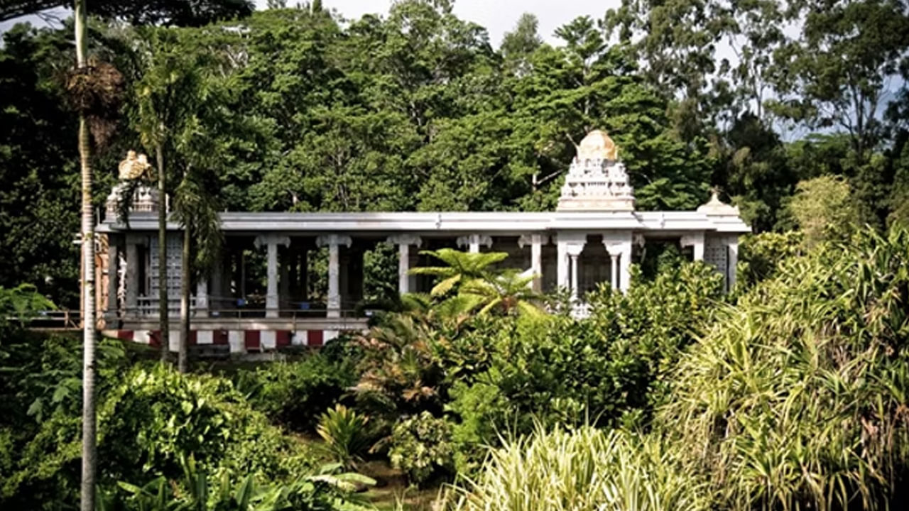 కౌయి హిందూ మఠం (అమెరికా) హవాయిలోని ఉష్ణమండల వర్షారణ్యాలు, ఉప్పొంగుతున్న జలపాతాల మధ్య ఉన్న కౌయి అనే ఉద్యానవన ద్వీపంలో కౌయి హిందూ మఠం అనే అందమైన ఆలయం ఉంది. ఇక్కడ శివుడు తన తనయులైన గణపతి, కార్తికేయుడితో కలిసి పూజలను అందుకుంటున్నాడు. 1970లో ఈ ఆలయం నిర్మాణం జరుపుకుంది. 
