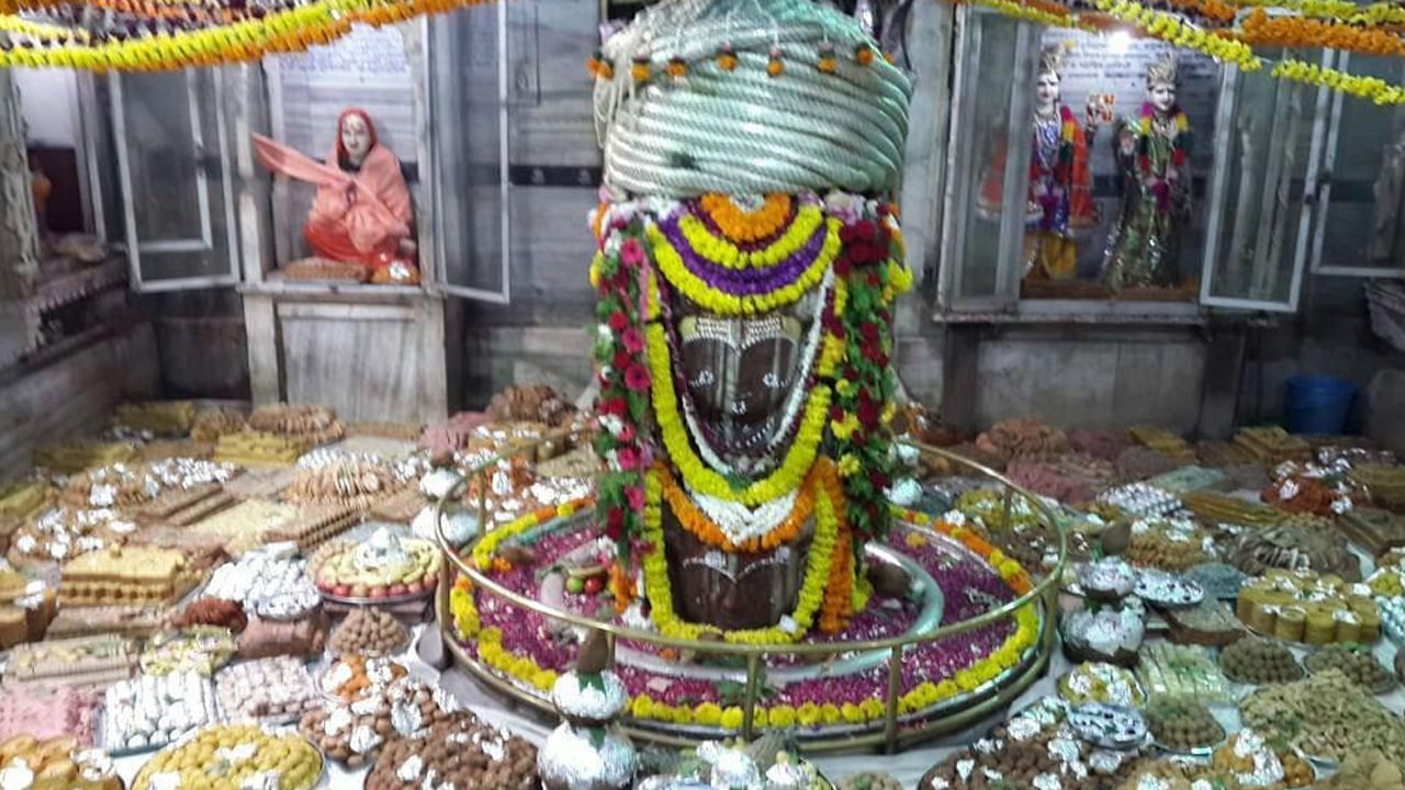 
పశుపతినాథ్ ఆలయం, నేపాల్: లోయల మధ్య ఉన్న నేపాల్ రాజధాని ఖాట్మండులో చాలా ప్రసిద్ధి చెందిన ఆలయం పశుపతినాథ్ ఆలయం. భాగమతి నది ఒడ్డున ఉన్న పశుపతినాథ్ శివుడికి అంకితం చేయబడింది.  పశుపతినాథ్ ఆలయంలో మరణించడం వలన జీవితంలో చేసిన పాపాలతో సంబంధం లేకుండా మానవుడిగా పునర్జన్మ లభిస్తుందనే నమ్మకం. భారీ సంఖ్యలో పశుపతినాథ్ ఆలయాన్ని సందర్శించడానికి భక్తులు ఇక్కడికి వస్తారు. ఈ అందమైన ఆలయాన్ని చూడటానికి ప్రపంచం నలుమూలల నుండి ప్రజలు వస్తారు. దీనిని 1979 నుండి యునెస్కో ప్రపంచ వారసత్వ ప్రదేశంగా గుర్తించింది. ప్రధాన ఆలయంలోకి హిందువులను మాత్రమే అనుమతిస్తారు.   