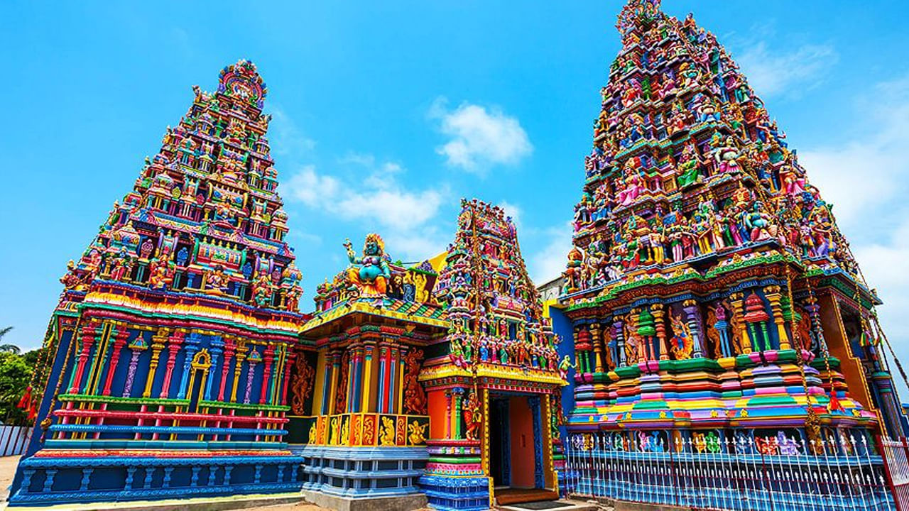 మున్నేశ్వరం ఆలయం శ్రీలంక: ఈ ఆలయ చరిత్ర రామాయణ కాలంతో ముడిపడి ఉందని చెబుతారు. పురాణాల ప్రకారం రావణుడిని ఓడించిన తర్వాత రాముడు ఇక్కడ శివుడిని పూజించాడు. శివుడికి అంకితం చేయబడిన ఈ ఆలయ సముదాయం వెయ్యి సంవత్సరాలకు పైగా పురాతనమైనదని నమ్ముతారు. పోర్చుగీస్ ఆక్రమణ వలన ఈ ఆలయం రెండుసార్లు నాశనమైంది. స్థానికుల సహాయంతో ఆలయాలను పునరుద్ధరించారు. ఈ ఆలయాన్ని సందర్శించడానికి ప్రతిరోజూ వందలాది మంది భక్తులు, పర్యాటకులు వస్తారు.
