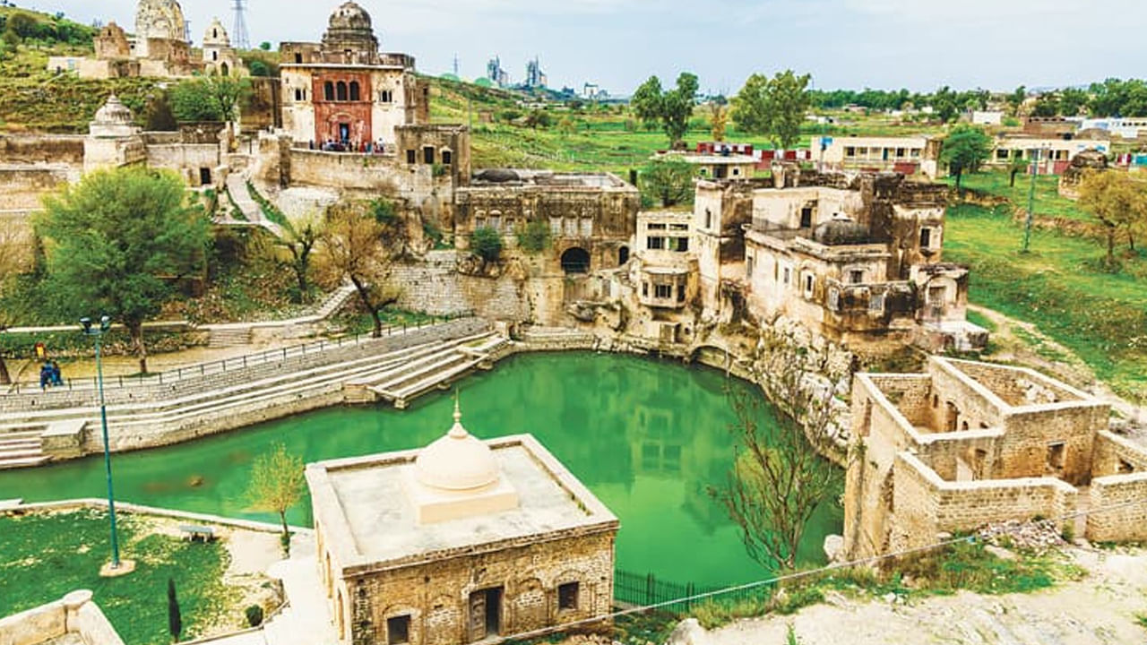 కటాస్ రాజ్ దేవాలయం పాకిస్థాన్‌: అఖండ భారత దేశం నుంచి విడిపోయి పాకిస్తాన్ గా ఆవిర్భించింది. ఈ దేశంలో కూడా అందమైన పురాతనమైన హిందూ దేవాలయాలున్నాయి. పంజాబ్ ప్రావిన్స్‌లో ఉన్న కటాస్ రాజ్ దేవాలయం అత్యంత సుందరమైన ఆలయం. ఇక్కడ నీటి కొలనులు, పచ్చదనం, పురాతన వాస్తుశిల్పాలు పర్యాటకులను ఆకర్షిస్తాయి. వివిధ ఆలయ నిర్మాణాలు, శిథిలాల మధ్య ఉన్న కటాస్ చెరువును హిందువులు పవిత్రంగా భావిస్తారు. పురాణాల ప్రకారం ఇక్కడ ఉన్న చెరువు శివుడు తన భార్య సతి మరణానికి దుఃఖిస్తున్నప్పుడు ఆయన కన్నీళ్ల నుంచి సృష్టించబడింది. ఈ చెరువులోని నీరు శివుని శక్తుల సహాయంతో పాపాలను కడిగివేస్తుందని నమ్ముతారు.