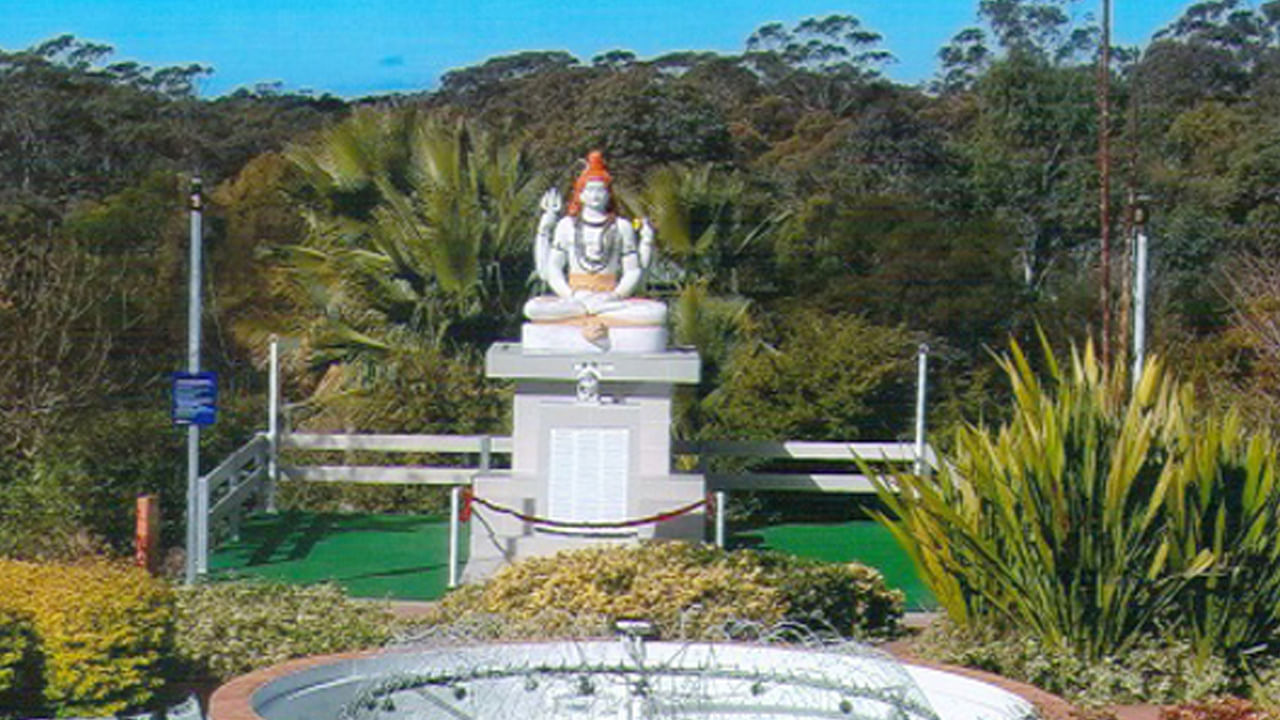 ముక్తి గుప్తేశ్వర్, ఆస్ట్రేలియా: శివుడికి అంకితం చేయబడిన ఈ ఆలయ సముదాయం ఆస్ట్రేలియాలోని న్యూ సౌత్ వేల్స్ నగరంలో ఉంది. ఇది మొట్టమొదటి.. ఏకైక మానవ నిర్మిత గుహ ఆలయం. ఈ ఆలయం 13వ జ్యోతిర్లింగానికి సంబంధించినదని నమ్ముతారు. యాత్రికులు, భక్తులు భారీ సంఖ్యలో ఇక్కడికి చేరుకుంటారు. ముక్తి గుప్తేశ్వర్ సొసైటీ ప్రకారం గుహ ఆలయం తెలివితేటలను, అంతర్గత స్వభావాన్ని సూచిస్తుంది.  
