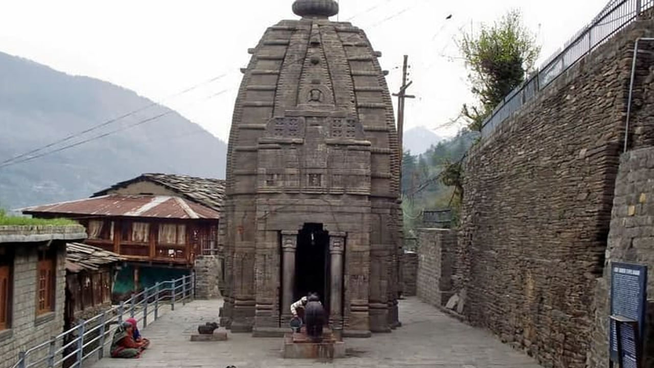 గౌరీశంకర్ ఆలయం (నేపాల్): ఈ శివాలయం కూడా మన పొరుగు దేశం నేపాల్ లోనే ఉంది. ఈ ఆలయంలో ఆది దంపతులు శివపార్వతులు కొలువయ్యారు. ఈ ఆలయం ఖాట్మండుకు 100 కిలోమీటర్ల దూరంలో ఉంది.
