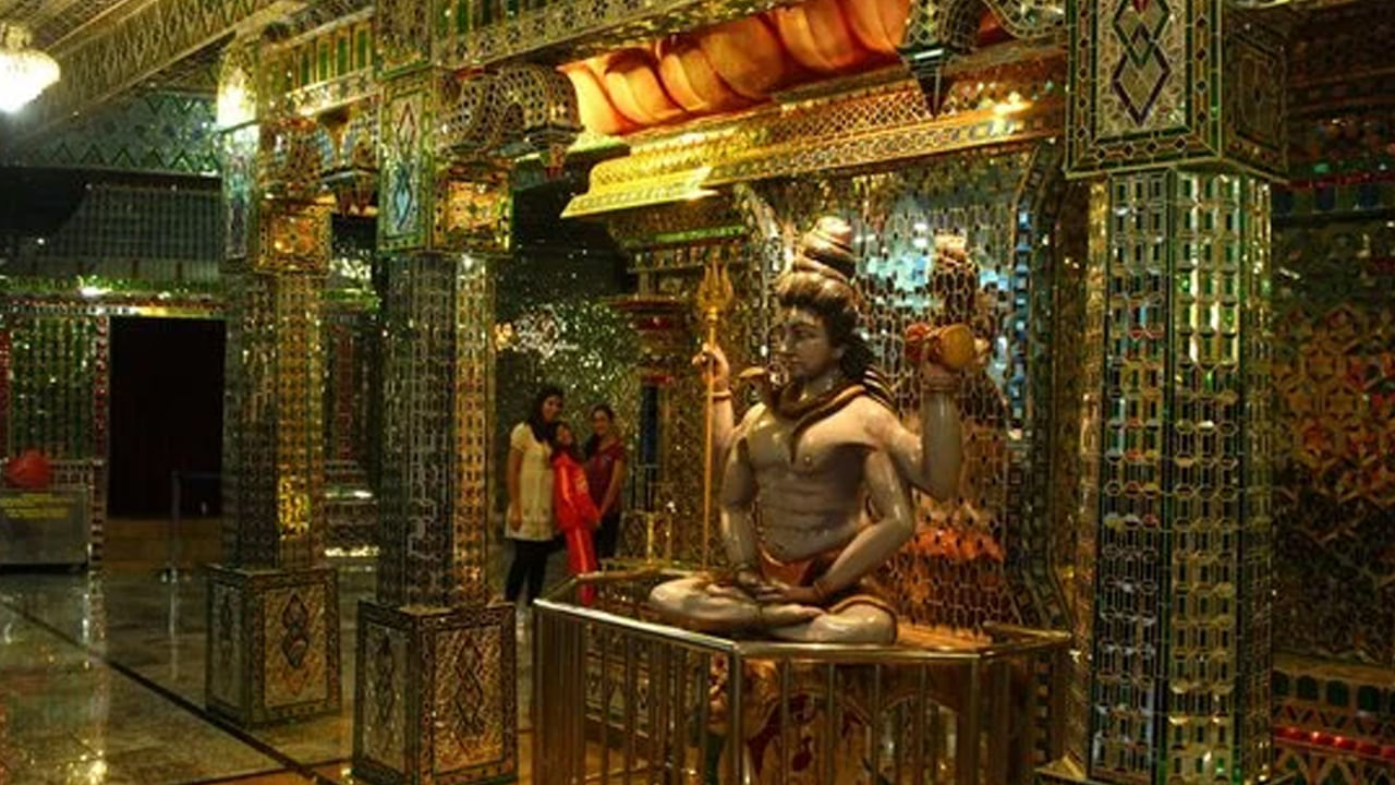 అరుల్మిగు శ్రీరాజ కాళియమ్మన్ ఆలయం(మలేషియా)"  ఈ ప్రసిద్ధ శివాలయం మలేషియాలో ఉంది. ఈ ఆలయాన్ని 1922లో నిర్మించారు. ఈ ఆలయం పూర్తిగా గాజుతో నిర్మించారు. దీని గోడల పై దాదాపు 30,00,00 రుద్రాక్ష పూసలు పొదిగారు.