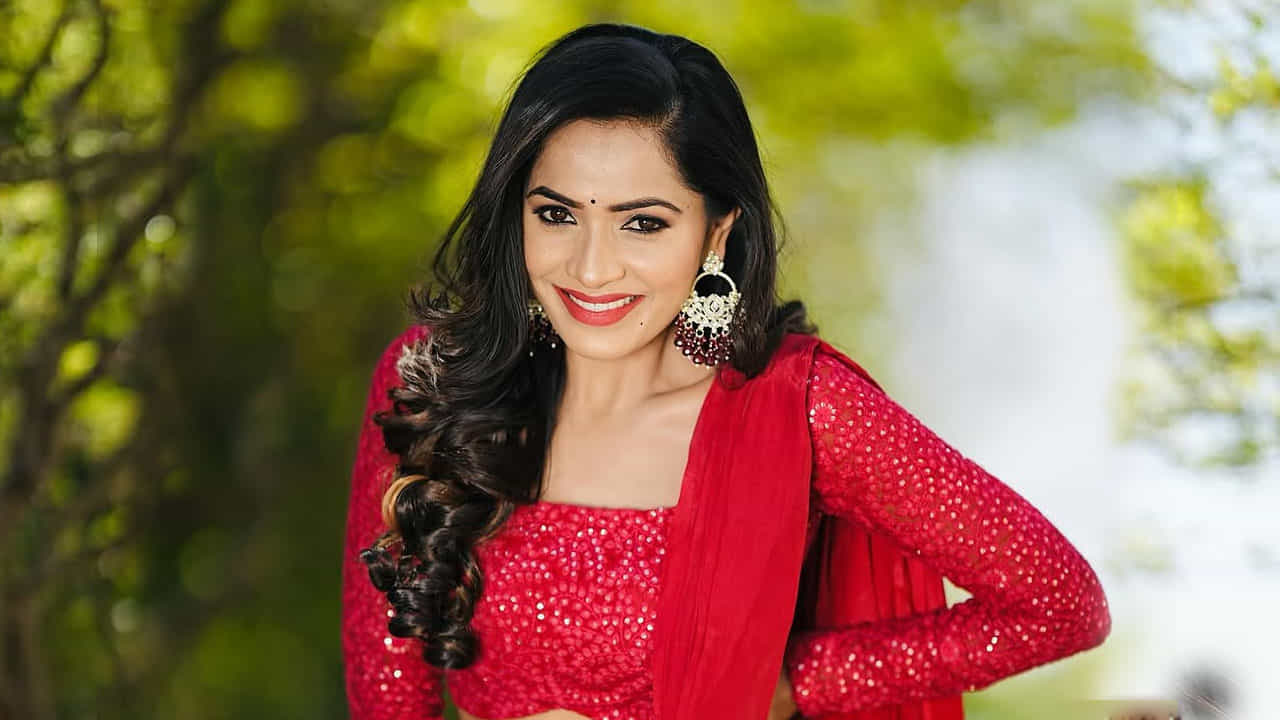 శారీని తలపిస్తున్న రెడ్ డ్రెస్‌లో కుందనపు బొమ్మలా తయారై, అందాలను ఆరబోసింది. పచ్చని చెట్ల మధ్య బుట్టబొమ్మలా కనిపించి తన అందంతో అందరినీ ఆకట్టుకుంది. ప్రస్తుతం ఈ ఫొటోస్ సోషల్ మీడియాలో తెగ వైరల్ అవుతున్నాయి.