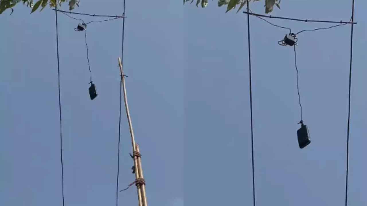 Watch: ఓరీ దేవుడో.. సెల్‌ఫోన్‌ ఛార్జింగ్‌ కోసం డేంజరస్‌ స్టంట్‌..! ఏం చేశాడో చూస్తే మీ ఫ్యూజులు అవుట్..