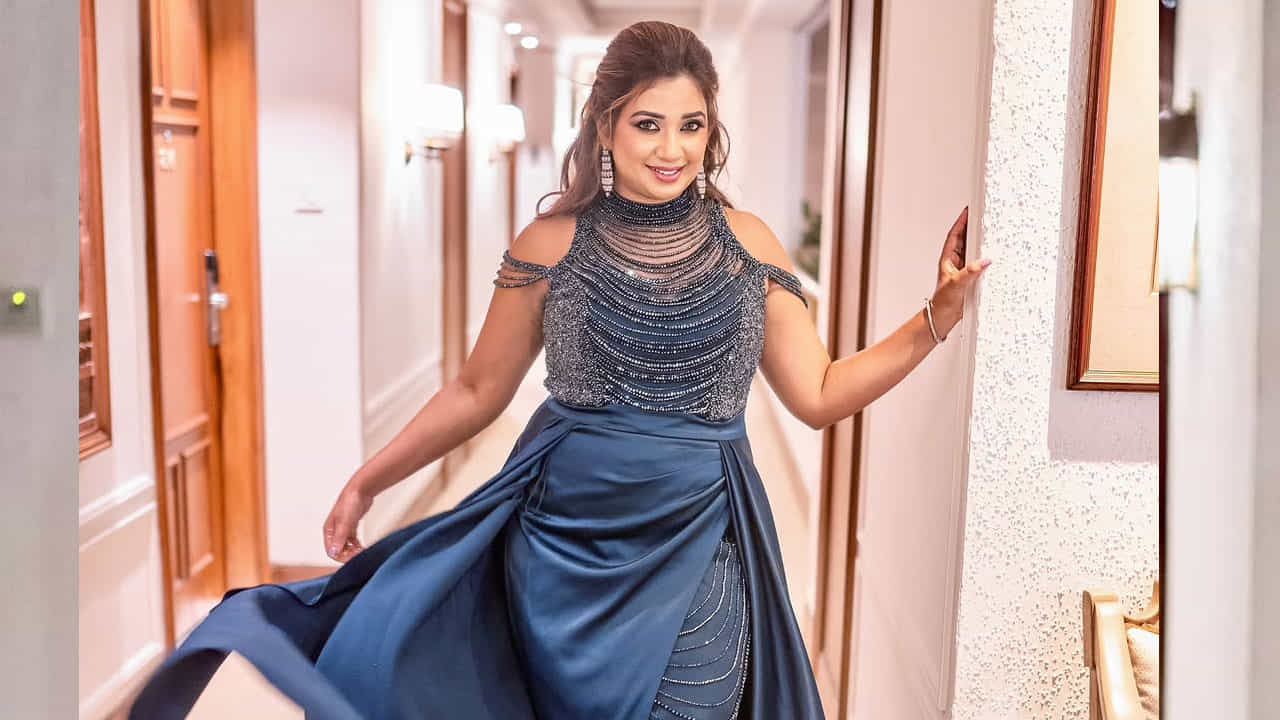 ప్రస్తుతం ఈ ఫొటోస్ నెట్టింట తెగ వైరల్ అవుతున్నాయి. వీటిన చూసిన నెటిజన్స్ ఈ ఫొటోలు చూస్తే స్టార్ హీరోయిన్లు అసూయ పడటం ఖాయం, అంత అందంగా శ్రేయ ఘోషల్ ఉంది అంటూ కామెంట్స్ పెడుతున్నారు.