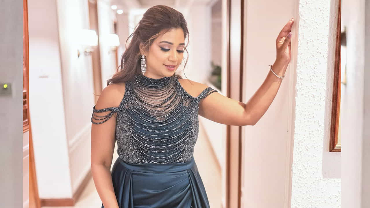 ఇక తాజాగా ఈ సింగర్ ఐపీఎల్ వేదికపై తన గాత్రంతో అందరినీ మైమరిపించింది. మొదట హిందీ సాంగ్స్ పాడుతూ అందరినీ ఆకట్టుకున్న ఈ బ్యూటీ, తర్వాత పుష్ప 2, సూసెటి అగ్గిరవ్వ మాదిరి అంటూ అందరిలో జోష్ నింపింది.
