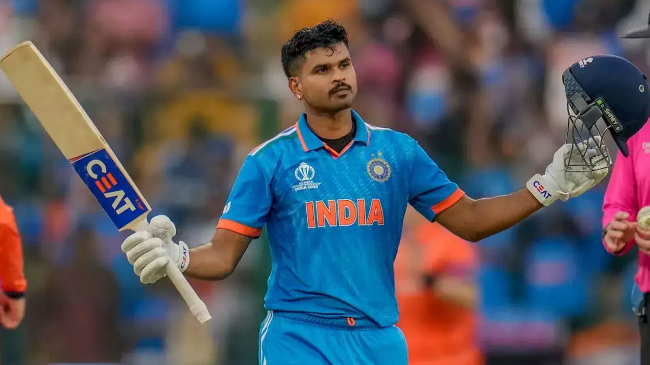 1. శ్రేయాస్ అయ్యర్: అంతర్జాతీయ వన్డే క్రికెట్లో ఒకే ఓవర్లో అత్యధిక పరుగులు చేసిన భారత బ్యాట్స్మన్ శ్రేయాస్ అయ్యర్. 2019లో విశాఖపట్నంలో జరిగిన వన్డే మ్యాచ్లో శ్రేయాస్ అయ్యర్ వెస్టిండీస్పై ఈ ఘనత సాధించాడు. రోస్టన్ చేజ్ వేసిన ఒక ఓవర్లో శ్రేయాస్ అయ్యర్ 4 సిక్సర్లు, ఒక ఫోర్ కొట్టి 31 పరుగులు సాధించాడు. ఈ మ్యాచ్లో శ్రేయాస్ అయ్యర్ 32 బంతుల్లో 53 పరుగులు చేశాడు.