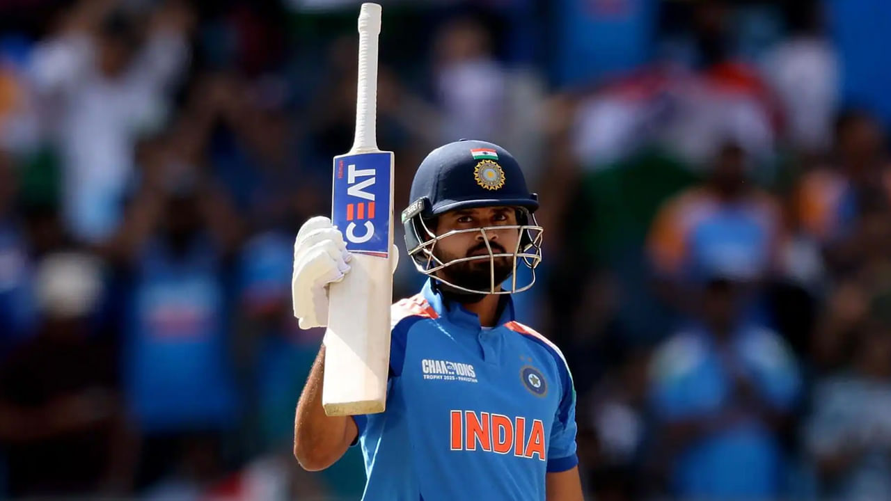 విరాట్‌ కోహ్లీ సొంత టీమ్‌ నుంచే గట్టి పోటీ ఉంది. అది కూడా తన తర్వాత ఆర్డర్‌ బ్యాటర్‌ శ్రేయస్‌ అయ్యర్ నుంచి. అయ్యర్‌ ఇప్పటి వరకు 4 మ్యాచ్‌ల్లో 195 పరుగులు చేశాడు. కోహ్లీ కంటే జస్ట్‌ 22 పరుగులు మాత్రమే వెనుకబడి ఉన్నాడు. అవి దాటి ఆ తర్వాత మరిన్ని పరుగులు చేస్తే అయ్యర్‌ ఫస్ట్‌ ప్లేస్‌కి చేరే ఛాన్స్‌ ఉంది. 