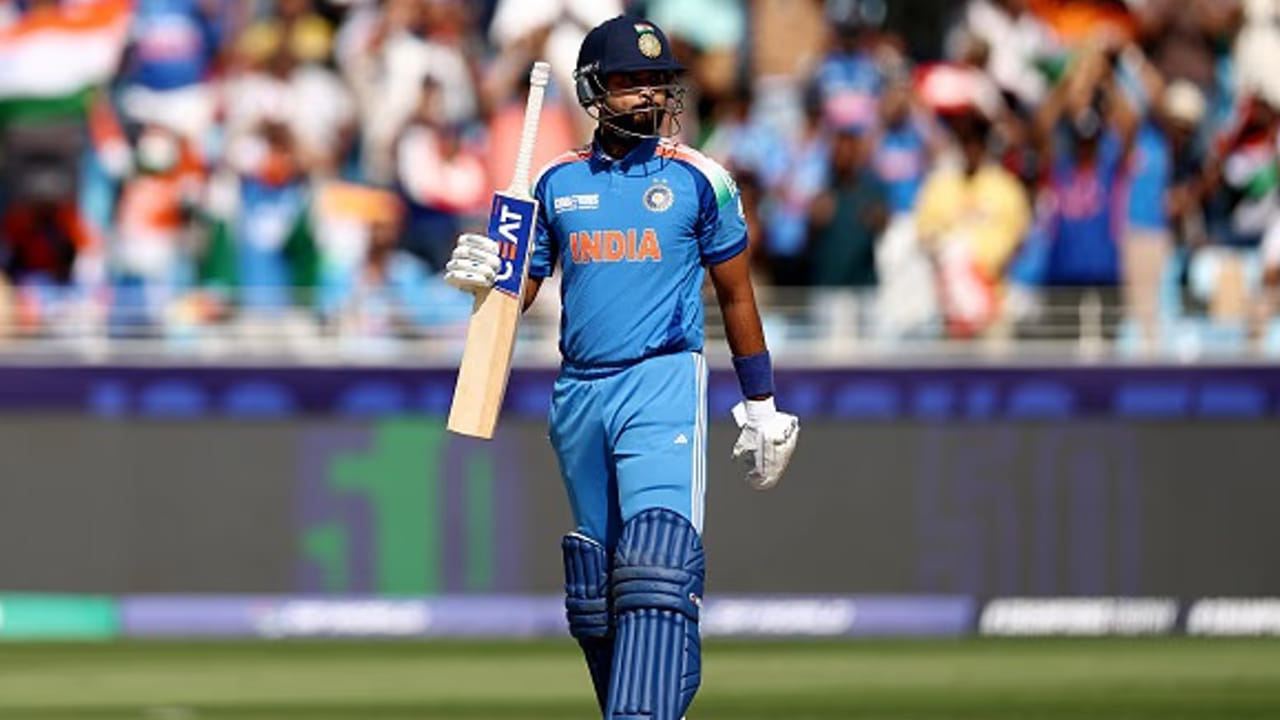 శ్రేయస్‌ అయ్యర్‌ ఇన్నింగ్స్‌.. ఈ మ్యాచ్‌లో 30 పరుగులకే టీమిండియా 3 వికెట్లు కోల్పో్యింది. అయినా కూడా 249 పరుగుల ఫైటింగ్‌ టార్గెట్‌ను న్యూజిలాండ్‌ ముందు ఉంచిందంటే అందుకు ప్రధాన కారణం శ్రేయస్‌ అయ్యర్‌ ఆడిన ఇన్నింగ్స్‌. గత కొన్ని మ్యాచ్‌ల్లో అద్భుతంగా ఆడుతూ నిలకడ ప్రదర్శన కనబరుస్తున్న అయ్యర్‌.. మరోసారి టీమిండియాకు ఆపద్బాంధవుడిలా మారాడు. 