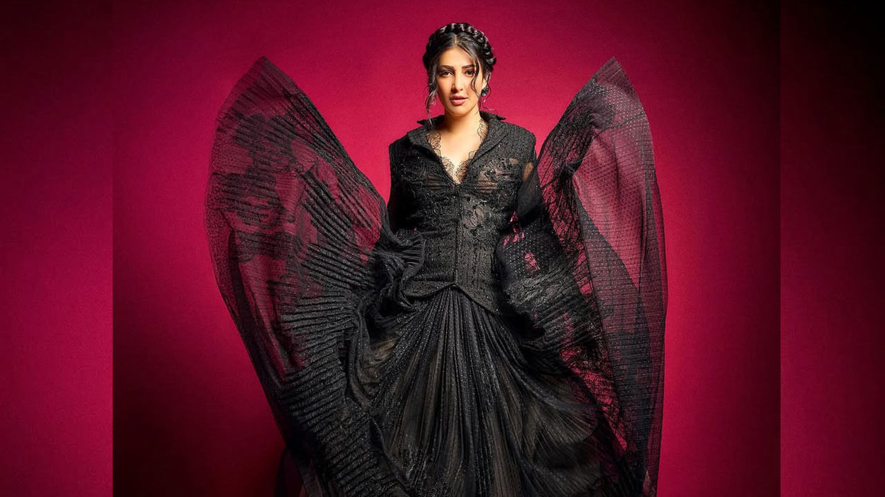 తాజాగా ఈ ముద్దుగుమ్మ బ్లాక్ డ్రెస్లో తన అందంతో అందరినీ కట్టిపడేసింది. ఈ బ్యూటీకి బ్లాక్ కలర్ అంటే చాలా ఇష్టం కావచ్చు. ఎందుకంటే ఎప్పుడూ శృతి హాసన్ బ్లాక్ కలర్ డ్రెస్స్లోనే కనిపిస్తుంటుంది. తాజాగా మరోసారి బ్లాక్ కలర్ డ్రెస్లో తన అందాలతో కుర్రకారుకు బాణాలు విసిరింది. ప్రస్తుతం ఈ ఫొటోస్ సోషల్ మీడియలో తెగ వైరల్ అవుతున్నాయి.