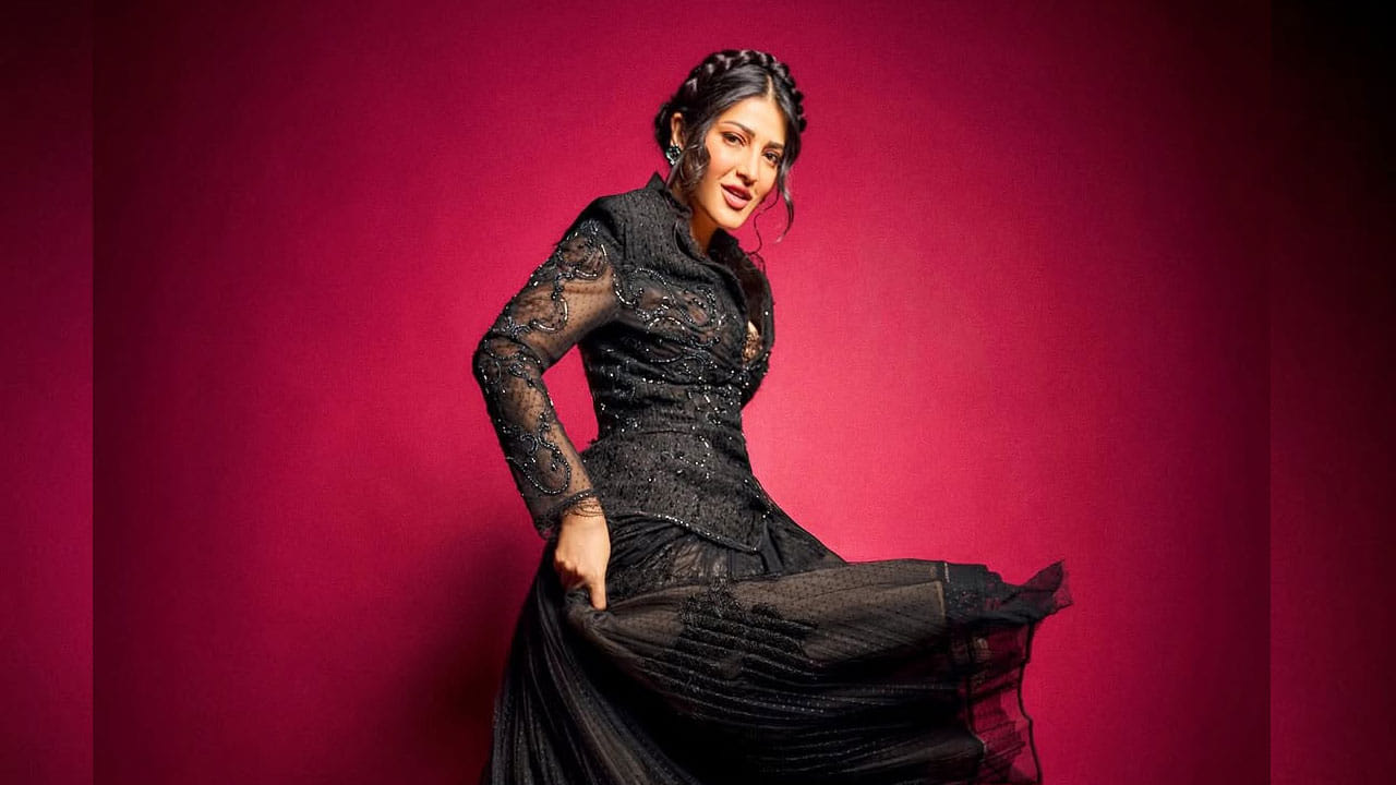 తెలుగులో సలార్ మూవీతో హిట్ అందుకున్న ఈముద్దుగుమ్మ ప్రస్తుతం మంచి జోష్లో ఉంది. ఏకంగా నాలుగు సినిమాలతో ఫుల్ బిజీ అయిపోయింది.