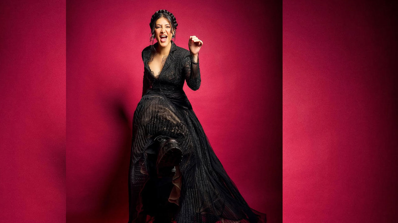 నటనతో నేకాకుండా, స్పెషల్ క్యారెక్టర్స్, సింగ్ ఇలా ఏ ఆఫర్ వచ్చినా వదలకుండా, ఫుల్ బిజీ అయిపోతుంది ఈ చిన్నది. ఇక ఈ అమ్మడు ప్రస్తుతం తెలుగులో ఒక సినిమా చేస్తుండగా, తమిళంలో మూడు సినిమాలు చేస్తున్నట్లు సమాచారం.