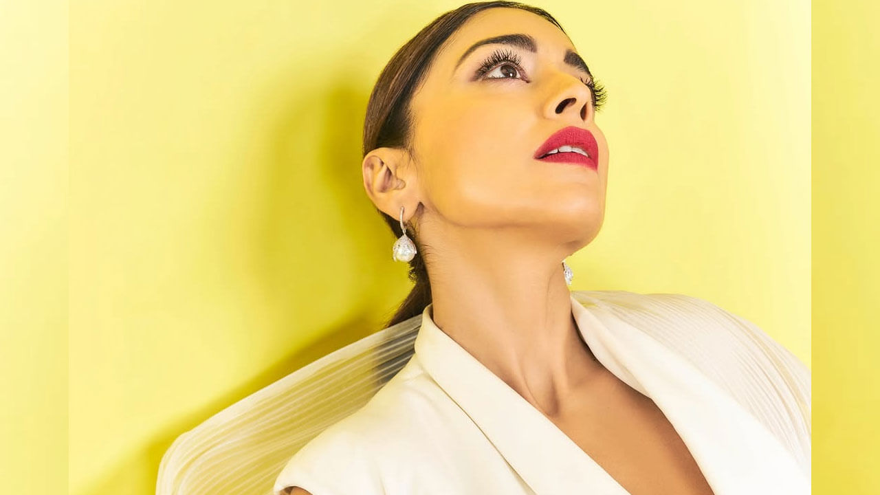 ఇక ఆరోజుల్లో స్టార్ హీరోల అందరిసరసన ఆడిపాడిన ఈ బ్యూటీ, ఇప్పుడు కూడా ప్రత్యేక పాత్రల్లో కనిపిస్తూ తన అభిమానులను అలరిస్తూనే ఉంటుది.