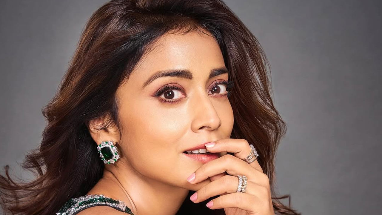 వైట్ ట్రెండీ డ్రెస్‌లో అదిరిపోయే అందచందాలతో కుర్రకారును ఫిదా చేస్తుంది శ్రీయ. దీంతో యంగ్ హీరోయిన్స్‌కు ఈ బ్యూటీ చెమటలు పట్టించేలా ఈ పిక్స్ ఉన్నాయి, చాలా క్యూట్ అంటూ కామెంట్స్ చేస్తున్నారు తన అభిమానులు.