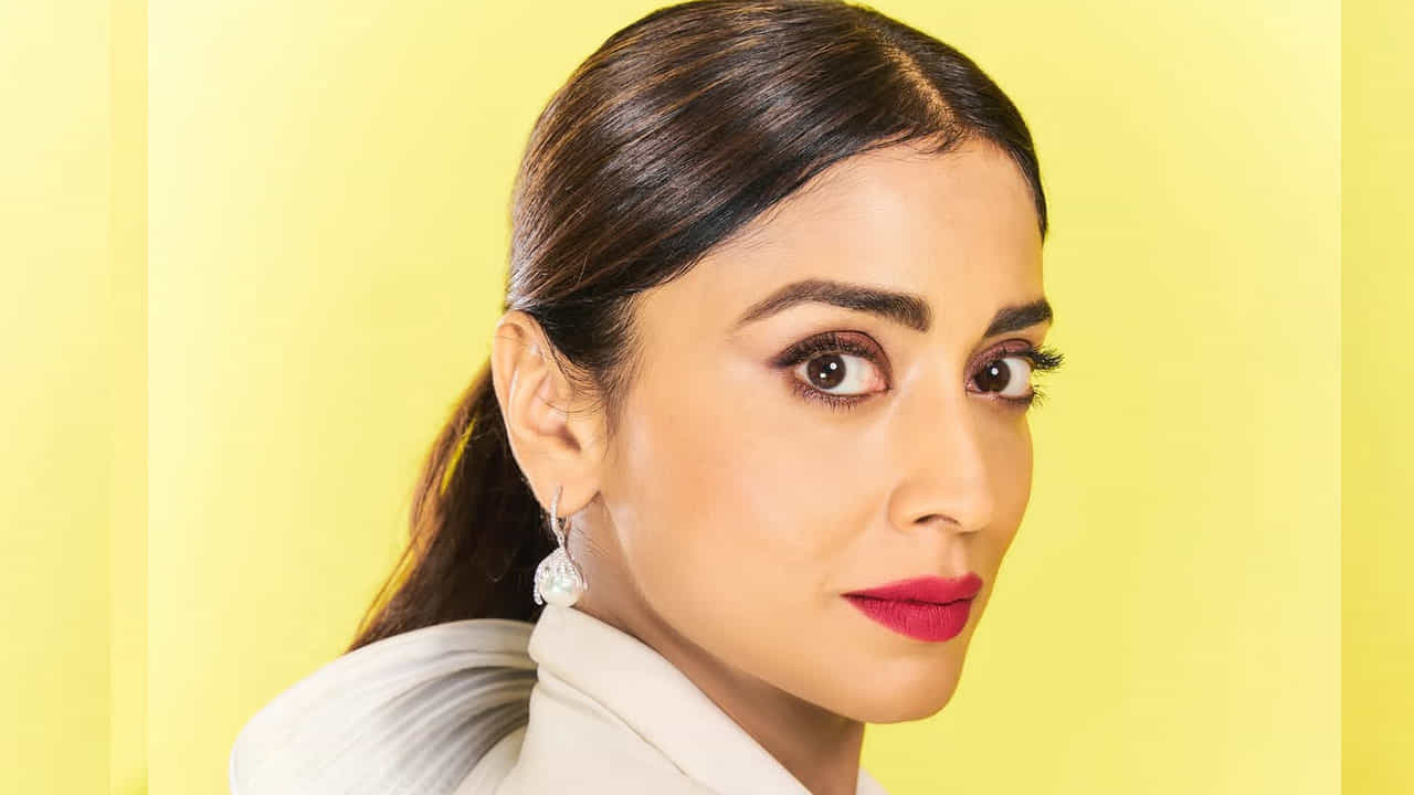 ఇప్పటీకీ అదే అందంతో ఈ బ్యూటీ నెట్టింట తన అందచందాలతో అట్రాక్ట్ చేస్తుంటుంది. తాజాగా ఈ అమ్మడు స్టైలిష్ లుక్లో దర్శనం ఇచ్చింది. ఈ ఫొటోస్ చూస్తే మతిపోవాల్సిందే.