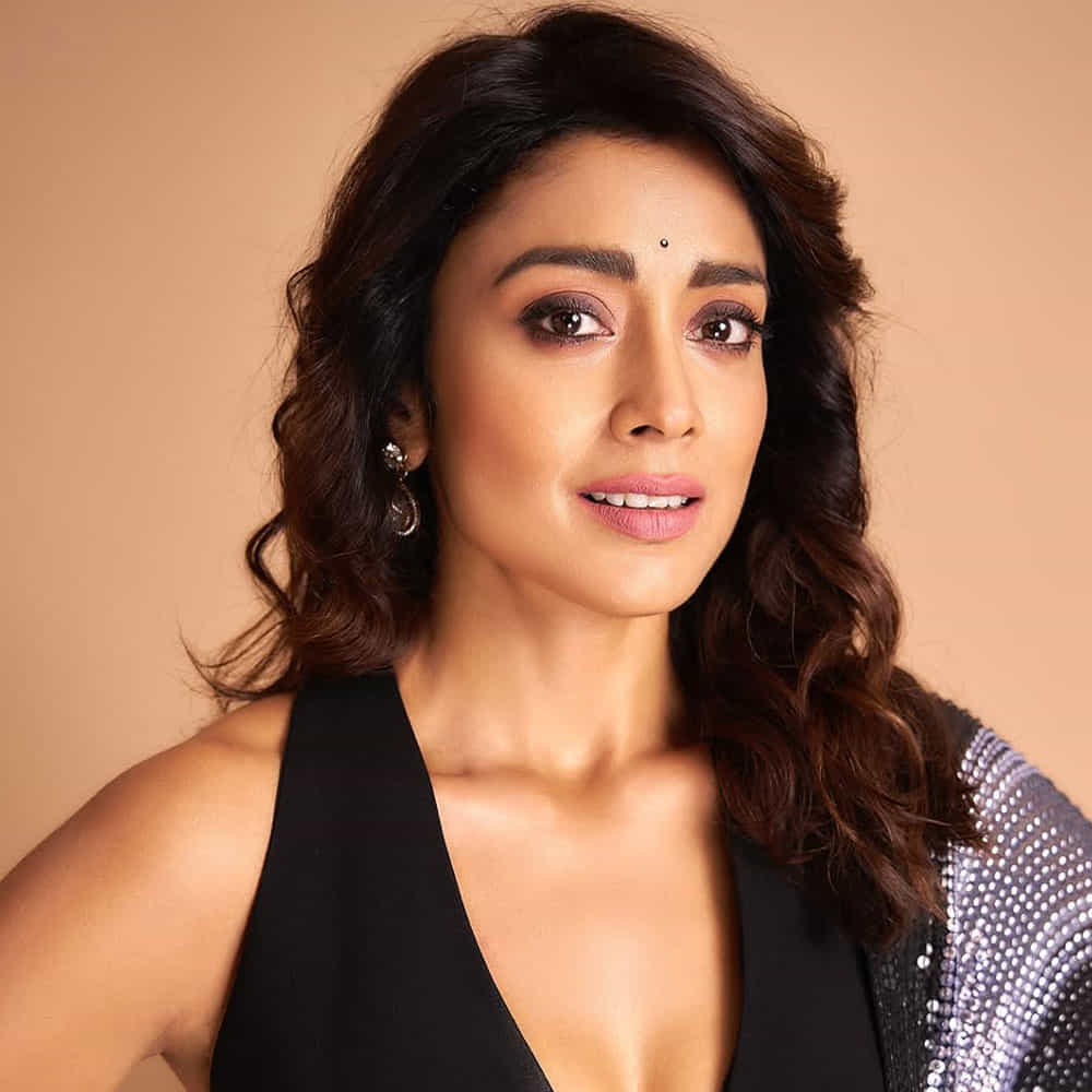 టాలీవుడ్ ఇండస్ట్రీలో ఒకప్పుడు స్టార్ హీరోయిన్ శ్రియా శరణ్. తెలుగుతోపాటు తమిళం, మలయాళం, హిందీ భా,లలో అనేక చిత్రాల్లో నటించి తనకంటూ ప్రత్యేక ఇమేజ్ క్రియేట్ చేసుకుంది. అందం, అభినయంతో అప్పుట్లో ప్రేక్షకులను కట్టిపడేసింది.