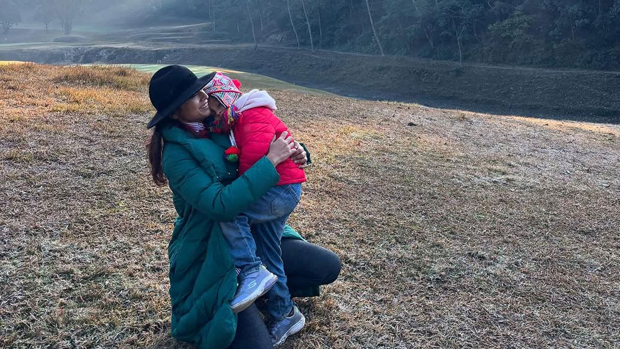 అందాల ముద్దుగుమ్మ శ్రియా శిరన్ గురించి ప్రత్యేకంగా చెప్పాల్సిన పని లేదు. ఎన్నో సినిమాల్లో నటించి మంచి ఫేమ్ సంపాదించుకుంది. ఆ రోజుల్లో తన గ్లామర్‌తో కుర్రకారును మాయ చేసింది ఈ బ్యూటీ. ఎంతో మంది కలల యువరాణిగా మారిపోయింది.