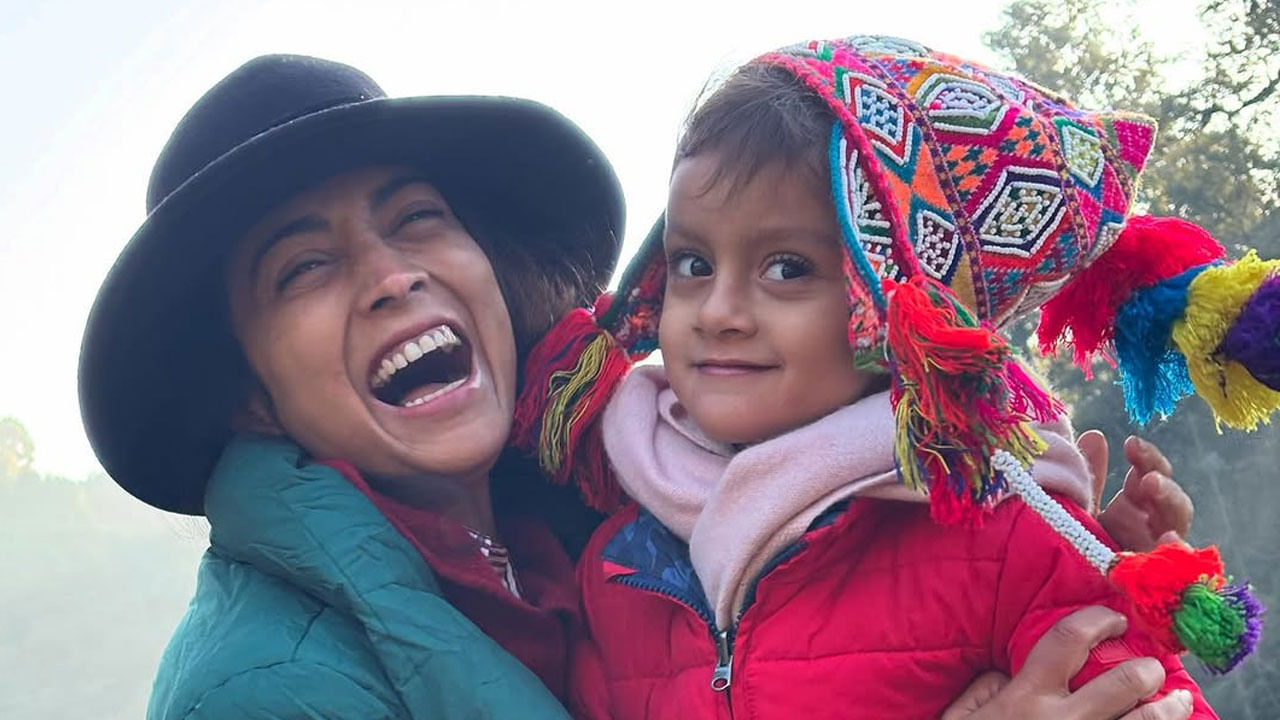 ముఖ్యంగా నువ్వే నువ్వే, నేనున్నాను వంటి సినిమాల ద్వారా మంచి పాపులారిటీ సొంతం చేసుకుంది. స్టార్ హీరోల సరసన నటించి ఈ బ్యూటీ తన నటనతో మంచి గుర్తింపు తెచ్చుకుంది.