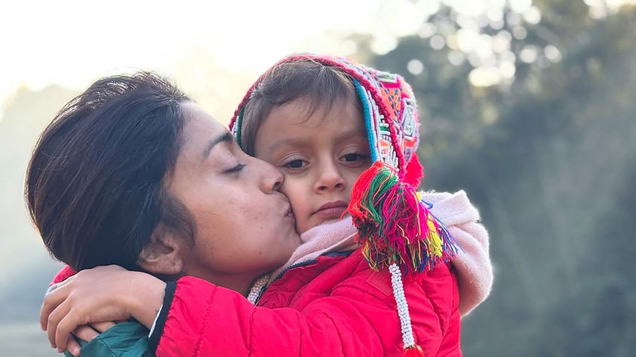 ఇక ఈ అమ్మడు చివరగా, పవిత్ర సినిమాలో నటించింది. తర్వాత సినిమాలకు పూర్తిగా దూరమైంది. కానీ అప్పుడప్పుడు సోషల్ మీడియా ద్వారా తమ అభిమానులను పలకరిస్తూనే ఉంటుంది ఈ చిన్నది.