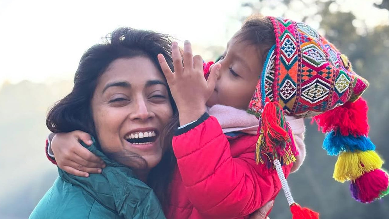 చూడటానికి చాలా క్యూట్‌గా కనిపిస్తుంది శ్రియా కూతురు. అంతే కాకుండా తన తల్లిని ప్రేమతో హత్తుకున్న ఫొటోస్ చూస్తే, స్టార్ అయినే కూతురు వద్ద చిన్నపాపే అంటూ కామెంట్స్ చేస్తున్నారు తన ఫ్యాన్స్. 