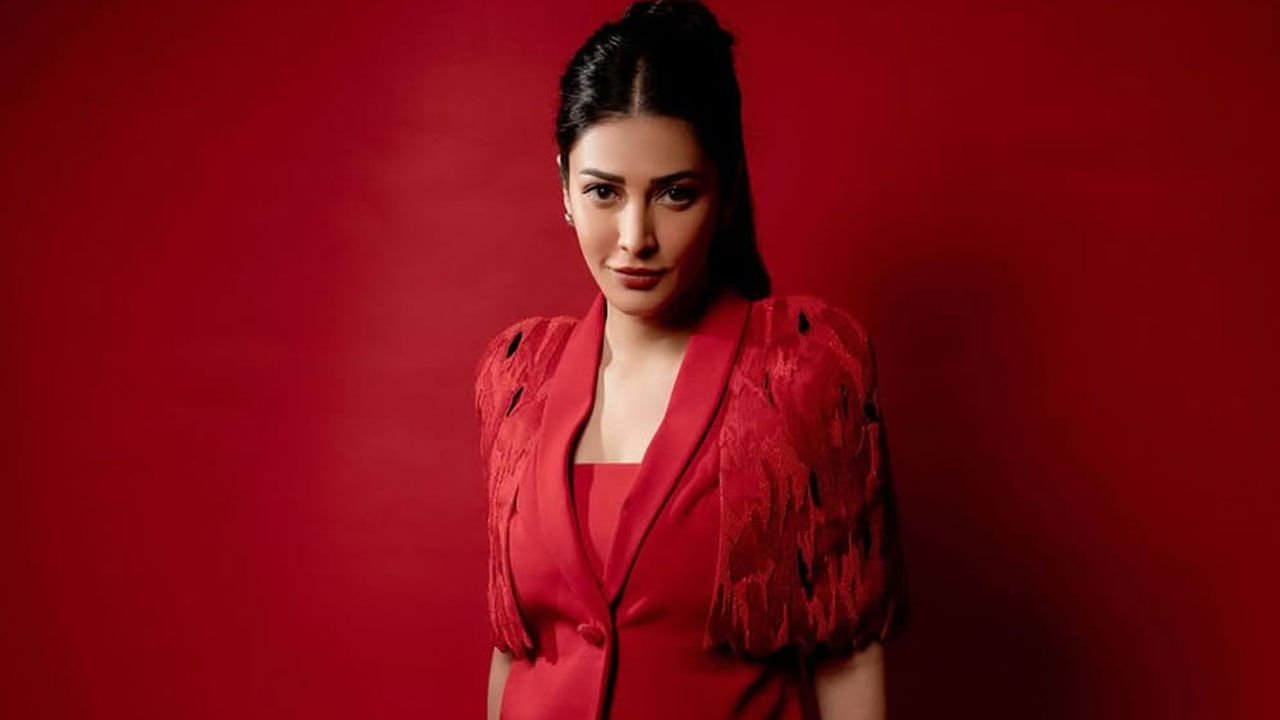 ముఖ్యంగా పవర్ స్టార్ పవన్ కళ్యాణ్ సరసన గబ్బర్ సింగ్ సినిమాలో నటించి ఈ బ్యూటీ మంచి ఫేమ్ సంపాదించుకుంది. ఈ సినిమా తర్వాత ఈ అమ్మడుకు అనేక అవకాశాలు వచ్చాయి.