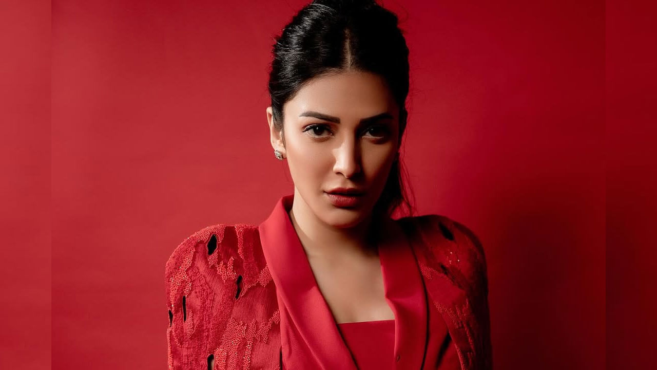 వచ్చిన ప్రతి ఆఫర్‌ను అందిపుచ్చుకొని, స్టార్ హీరోయిన్‌గా టాలీవుడ్‌నే షేక్ చేసింది ఈ బ్యూటీ. ఇక రీసెంట్‌గా ప్రభాస్ సలార్ మూవీలో నటించి పాన్ ఇండియా స్టార్ అయిపోయింది. ప్రస్తుతం ఈ అమ్మడు నాలుగు సినిమాలతో ఫుల్ బిజీగా ఉన్నట్లు తెలుస్తోంది.